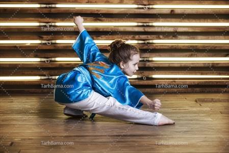 تصویر با کیفیت بچه در حال تمرین هنر نمایشی ورزش رزمی